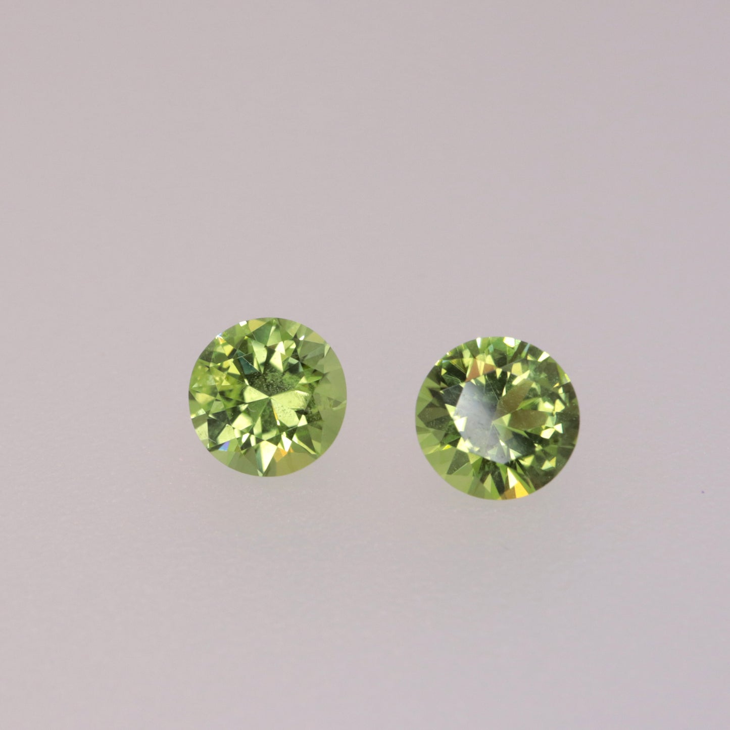 A pair of Peridot (Total 1.32ct) / Round cut