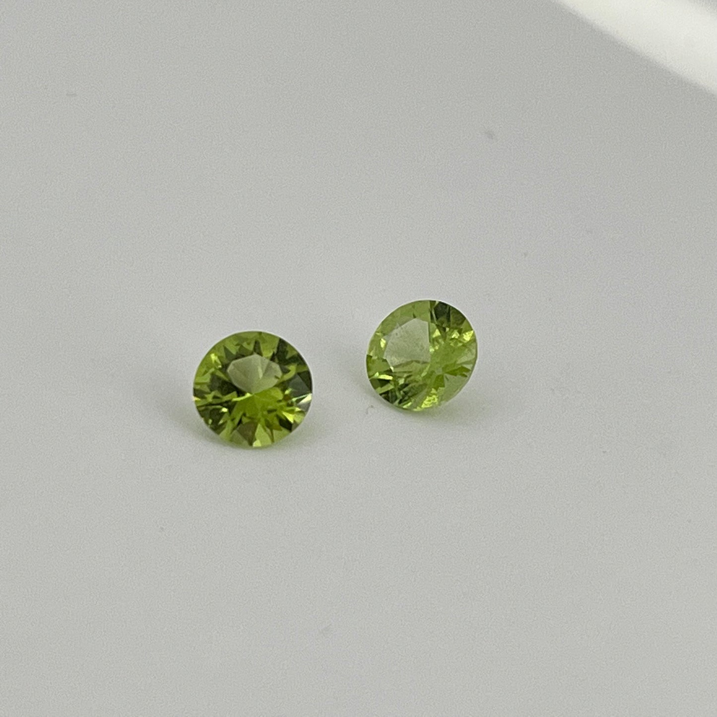 A pair of Peridot (Total 1.26ct) / Round cut