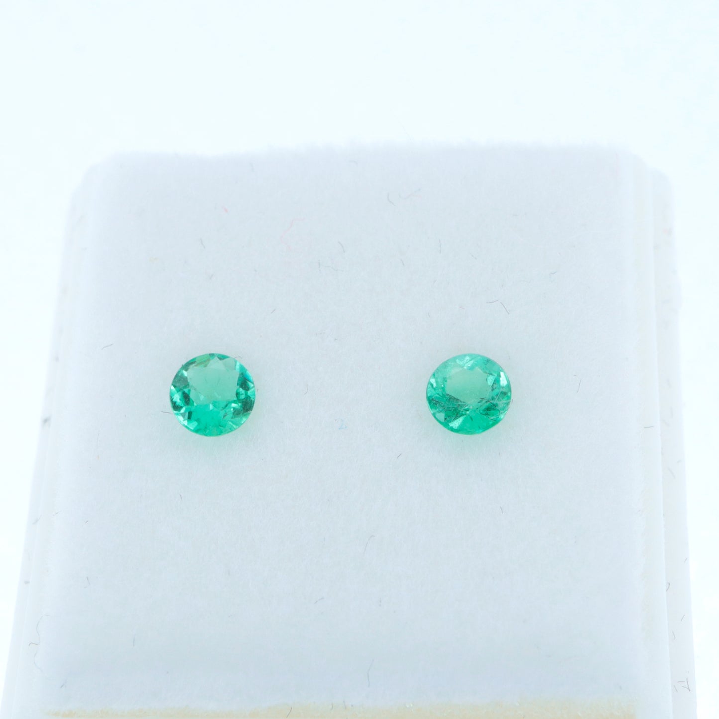Emerald / Round cut 3.3 mm