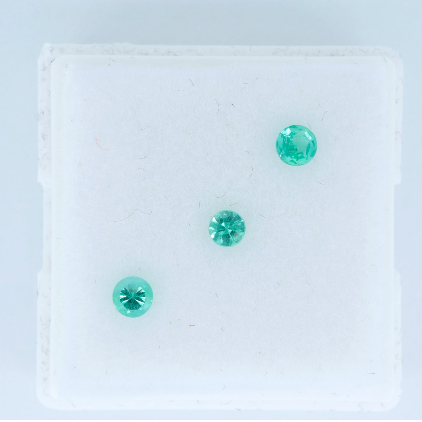 Emerald / Round cut 2.5-2.9 mm E03