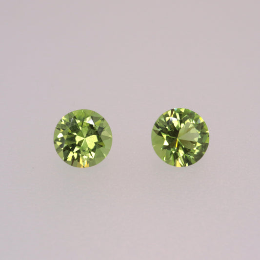 A pair of Peridot (Total 1.32ct) / Round cut