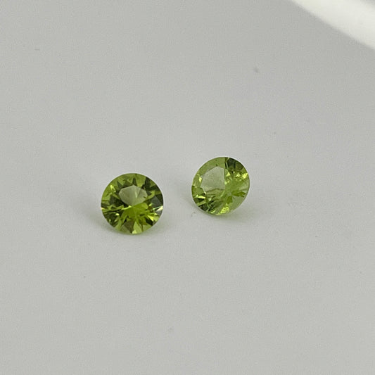 A pair of Peridot (Total 1.26ct) / Round cut