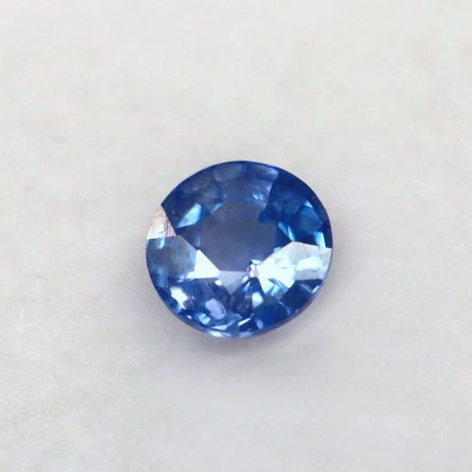0.58ct Blue Sapphire/ Round brilliant Cut