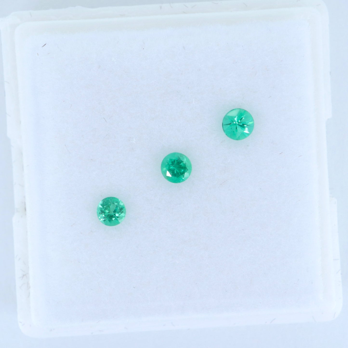Emerald / Round cut 2.4-2.6 mm E01