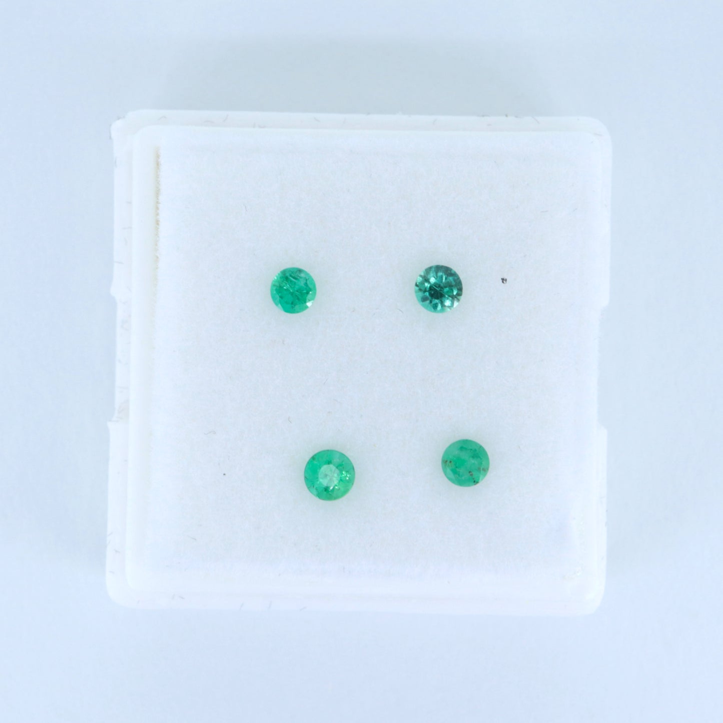 Emerald / Round cut 2.5-2.7 mm E02